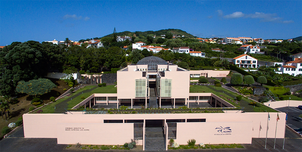 PARLAMENTO. Assembleia Legislativa dos Açores reunida na Horta