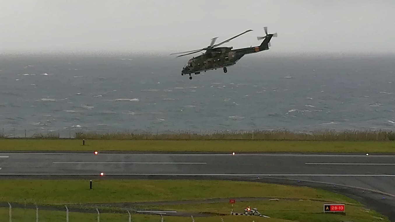 Evacuação. Helicóptero transporta doente da Horta para a Terceira debaixo de mau tempo