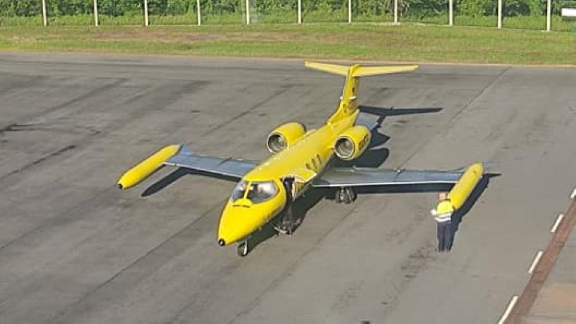 Mais uma aeronave em reabastecimento no Aeroporto da Horta