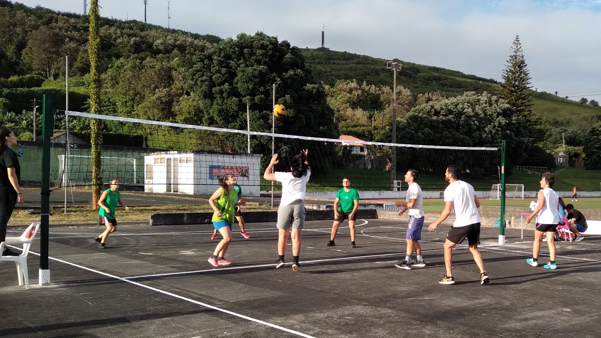 Voleibol de rua no Fayal Sport começou hoje