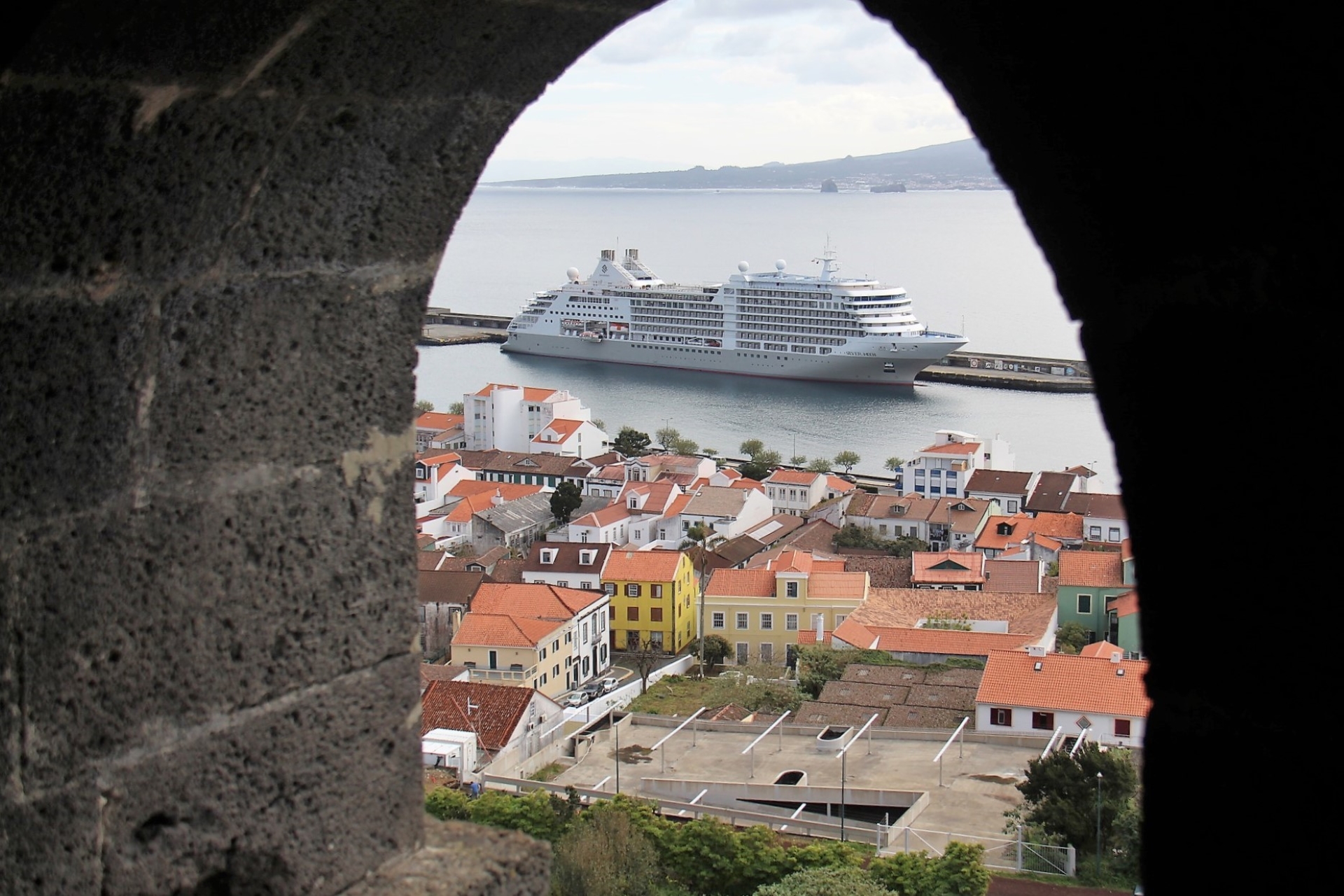 NAVIO DE CRUZEIRO NA HORTA