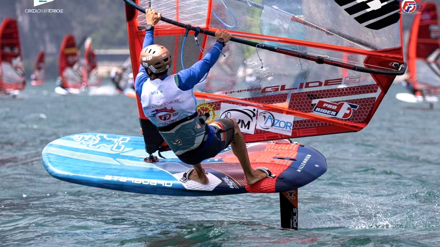 WINDSURF. Belchior Neves consegue 8.º lugar numa das regatas do Campeonato do Mundo