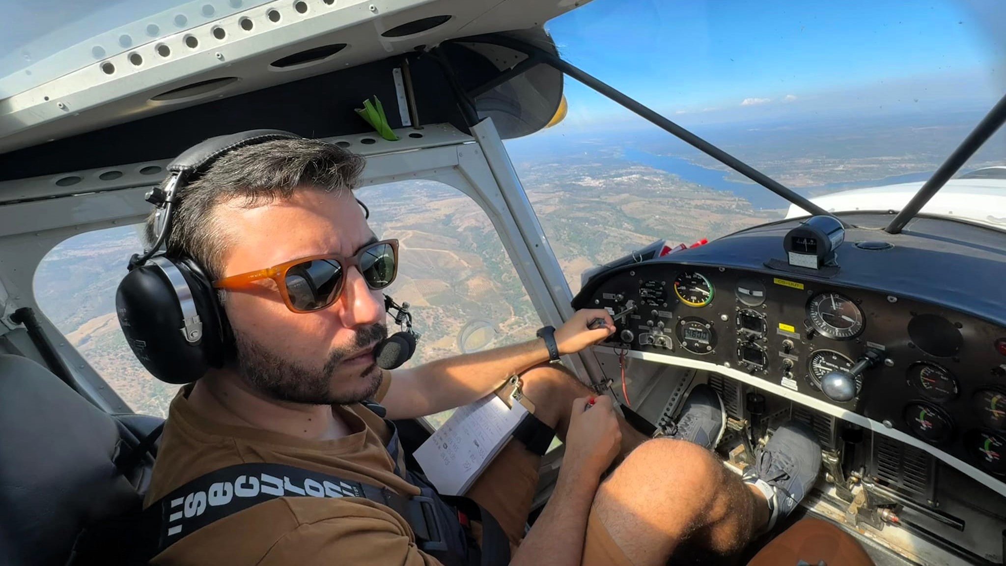 AVIAÇÃO. Passageiro relata choque de aves com aeronave da SATA